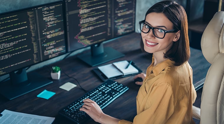An HR tech worker looks over pertinent HR tech stats for the year. 