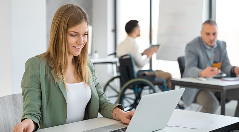 A HiringThing team member collaborates with AI.