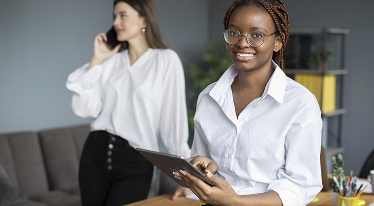 A hiring manager uses SMS messaging to connect with job candidates. 